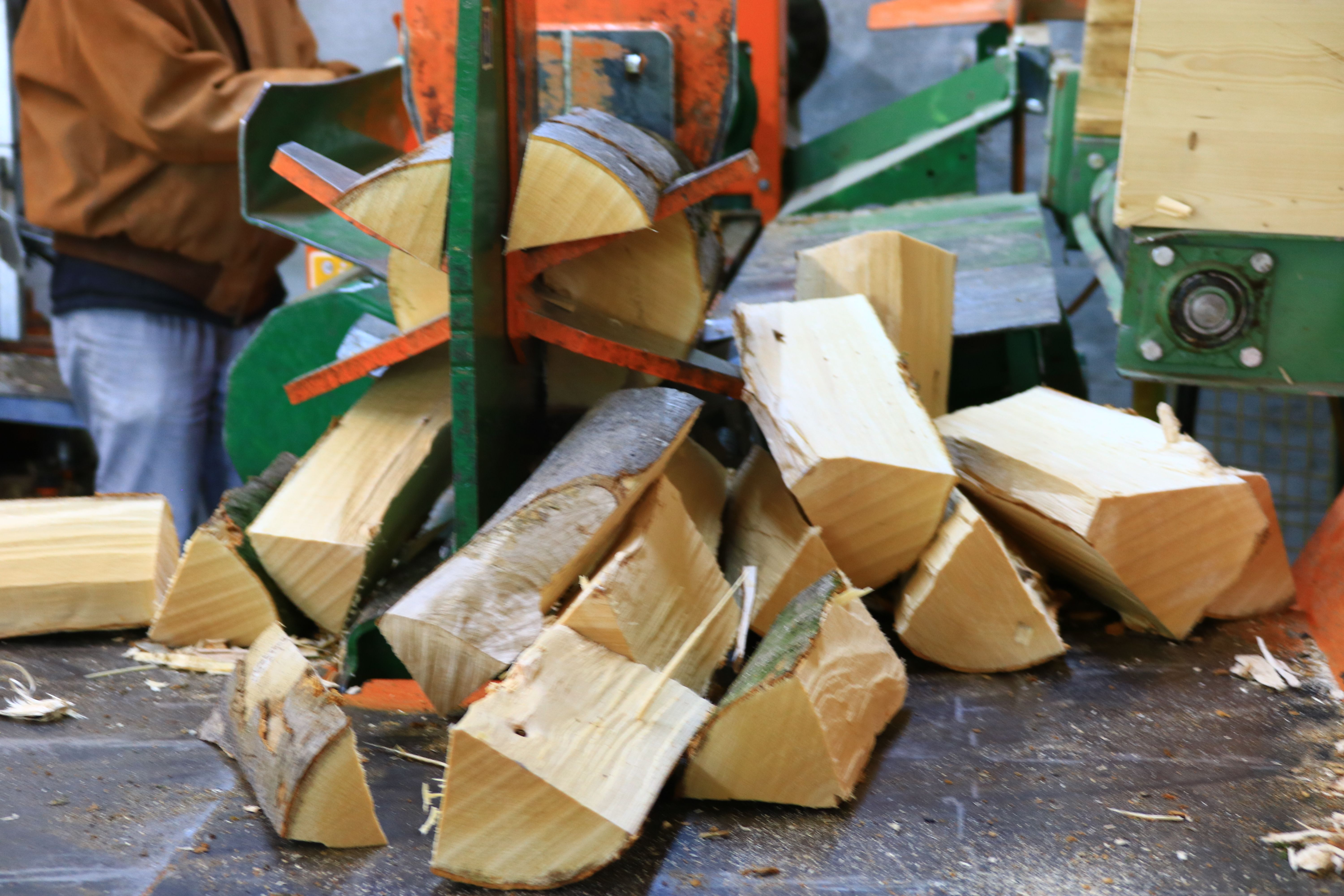 Tagesstrukturangebot: Brennholz