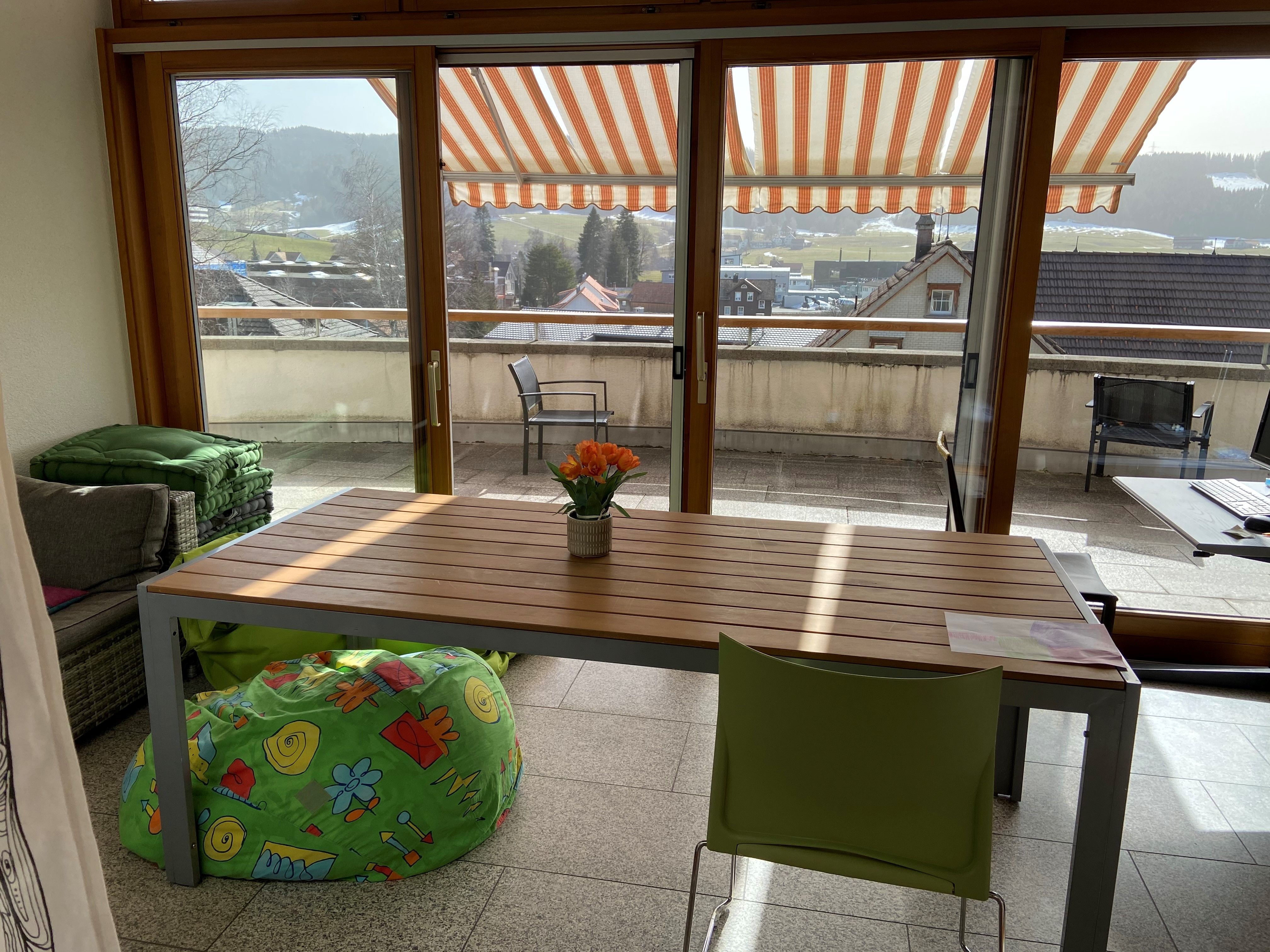 Hell mit Wintergarten, Balkon und Sitzplatz!