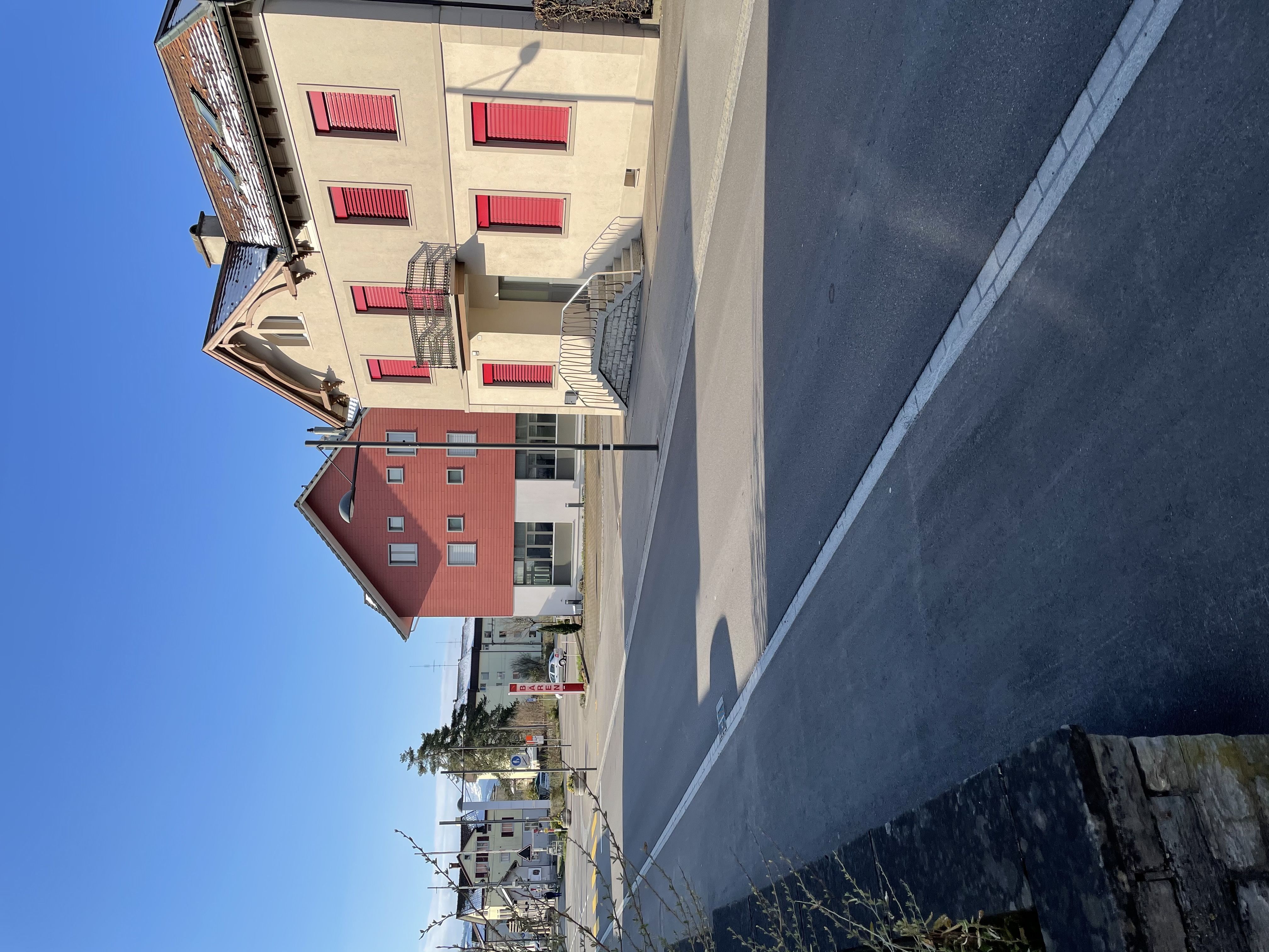 Der Blick zum nahegelegenen Bahnhof