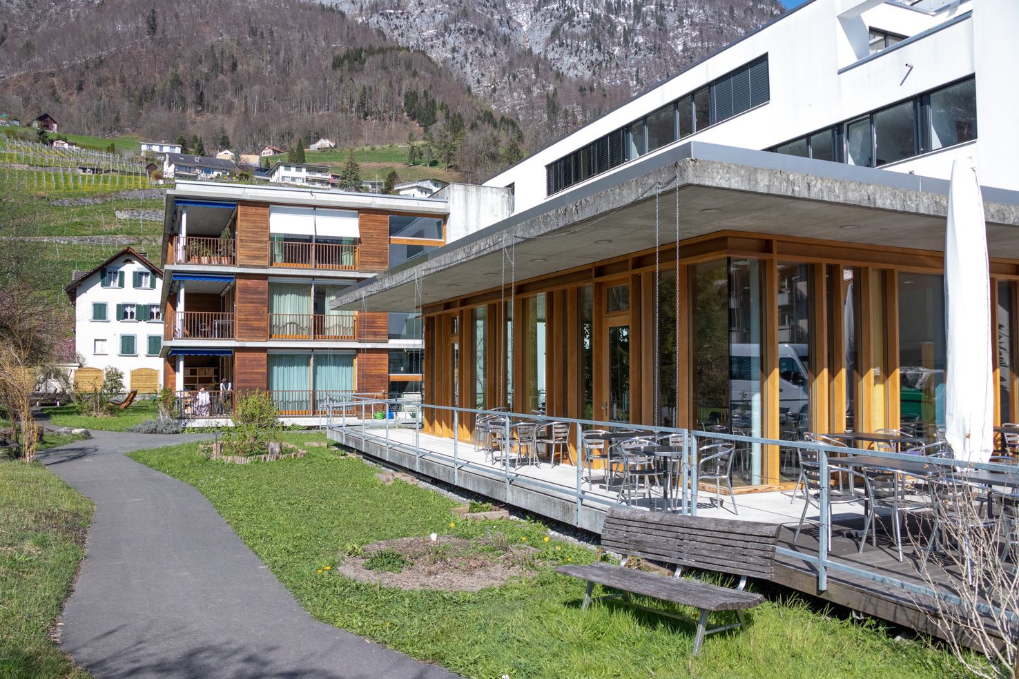 Der Garten im Haus Selun lädt zum Verweilen ein
