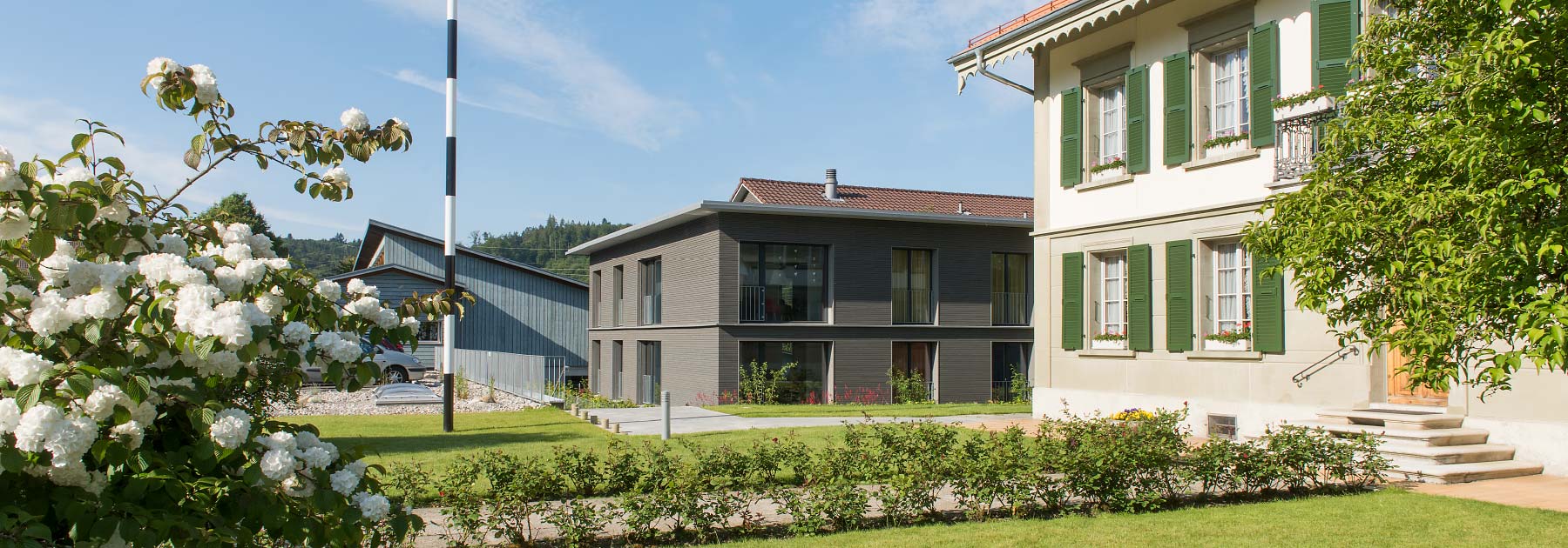 Haupteingang mit Verwaltungsgebäude