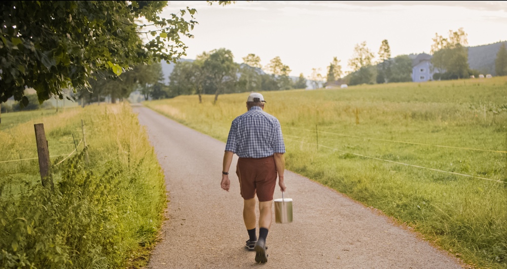 Hugo holt jeden Morgen die frische Milch