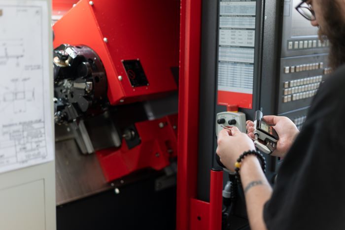 Bedienung von modernen CNC-gesteuerten Maschinen