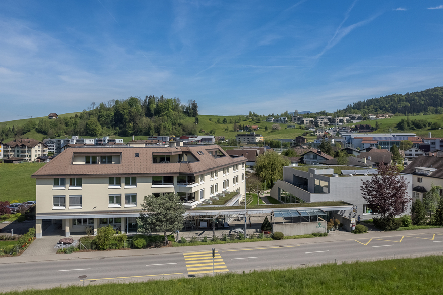 Flugaufnahme von Wohnheim mit Übergang in Gebäude Tagesstruktur