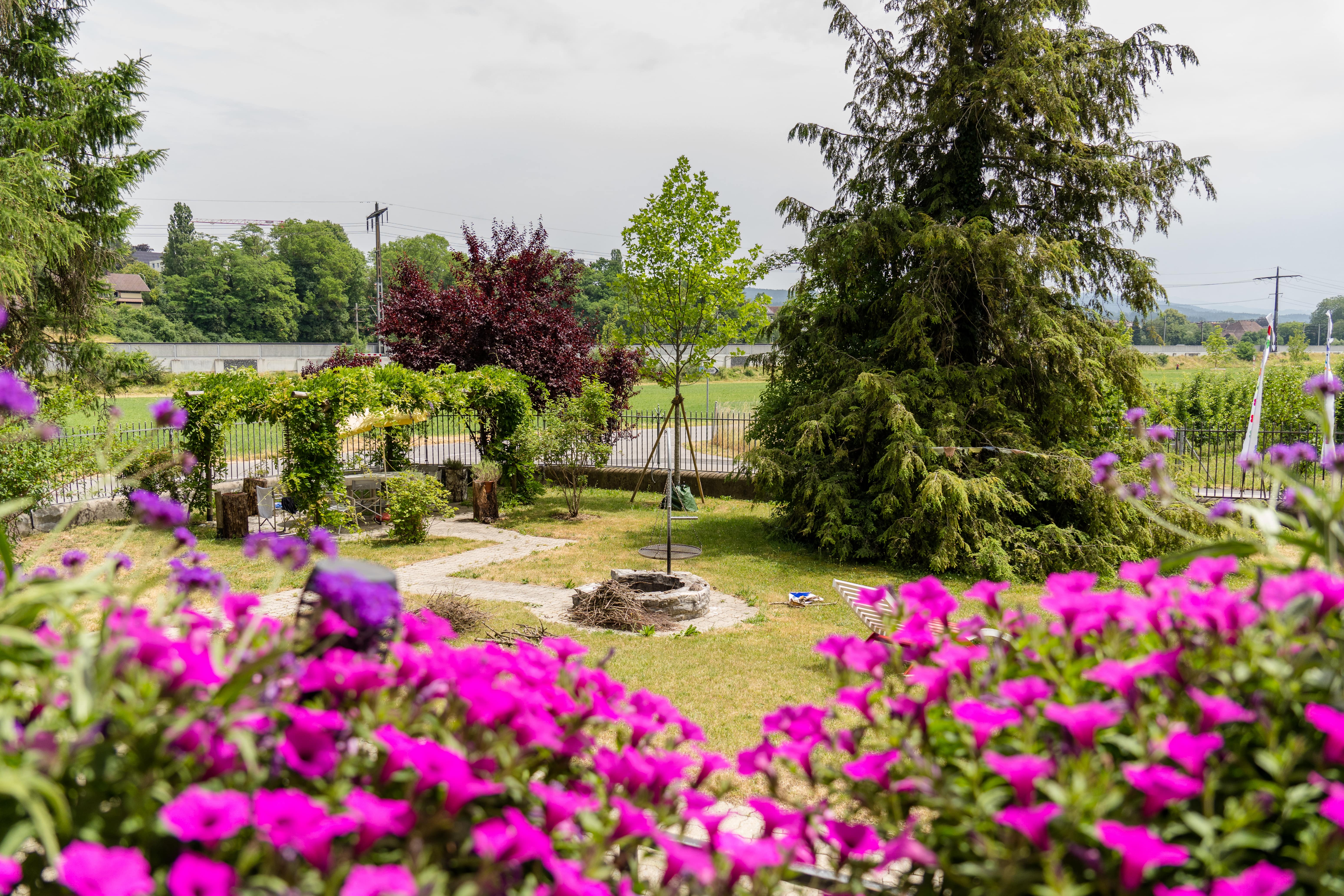 verlockende Aussicht auf Park und Berge lädt ein