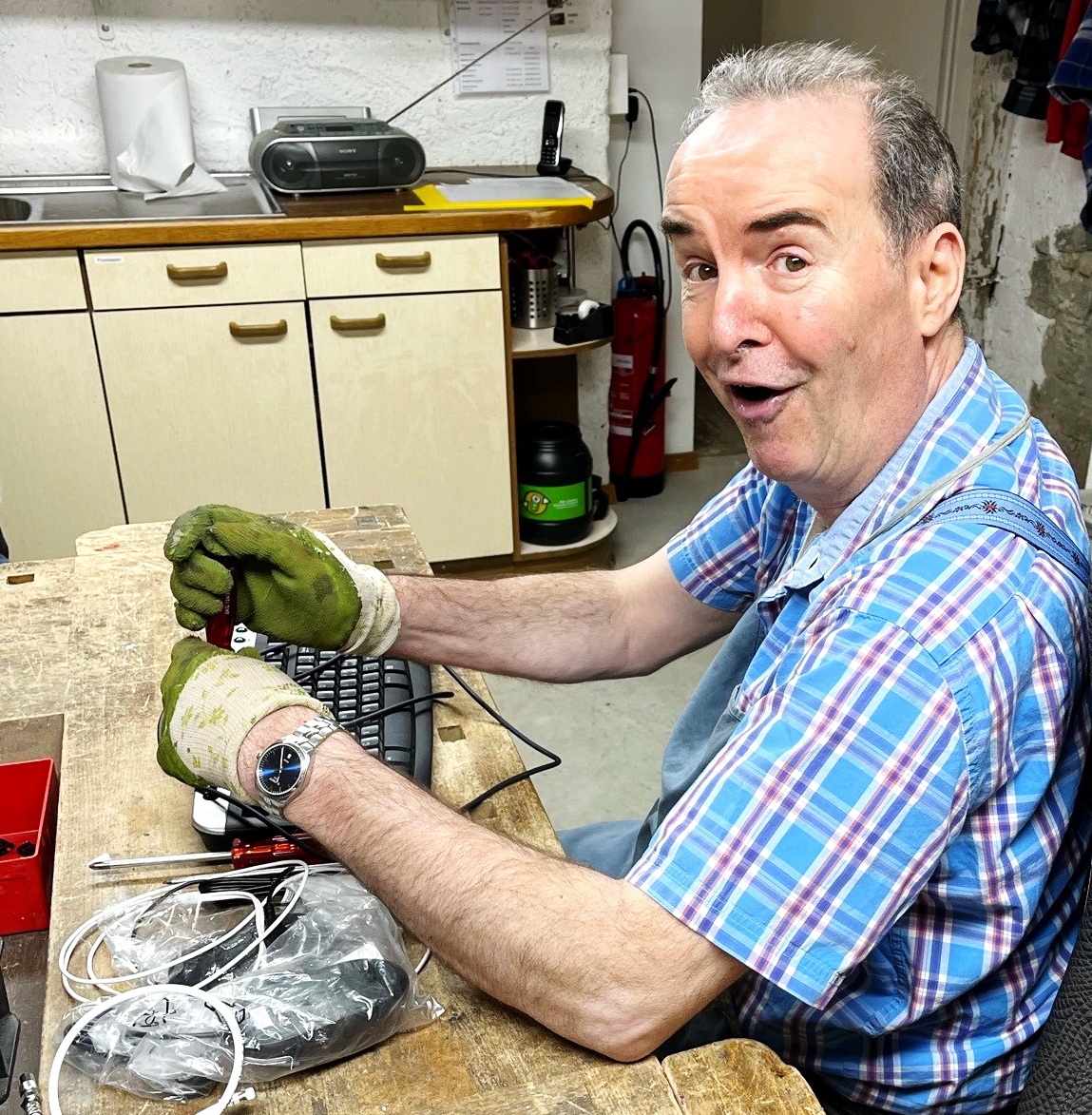 ComPUTTeria: Demontage und Recycling von Elektroschrott