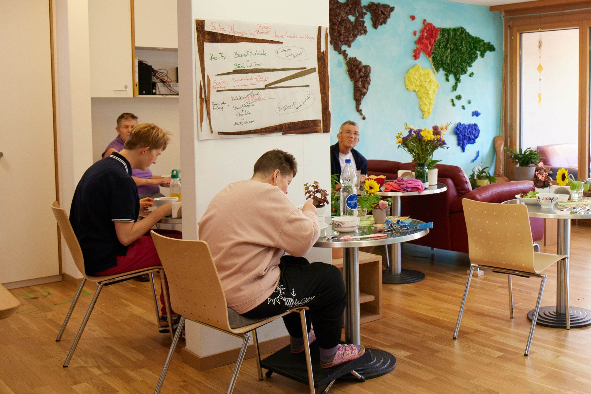 Gemeinsam essen in der Prader-Willi-Wohngruppe der Martin Stiftung