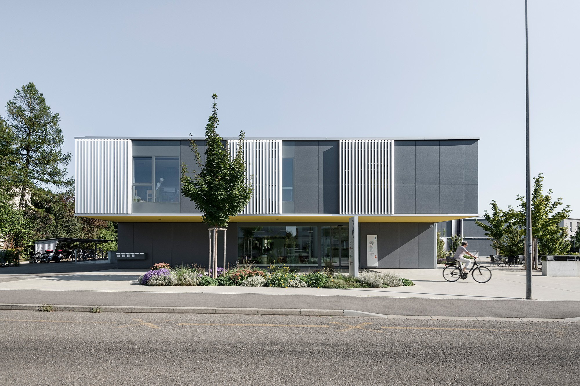 Hauptgebäude / Haupteingang Langfuri