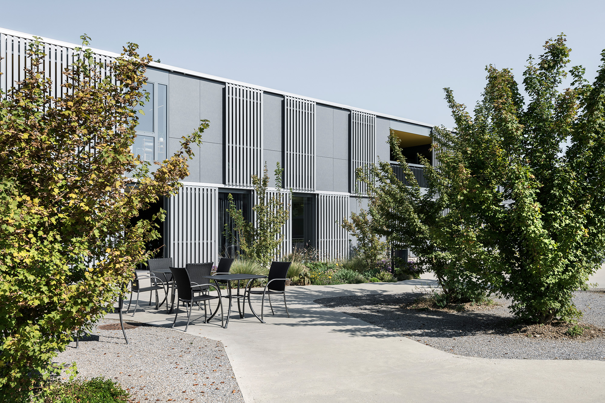 Hauptgebäude mit Cafeteria und Tagesangeboten